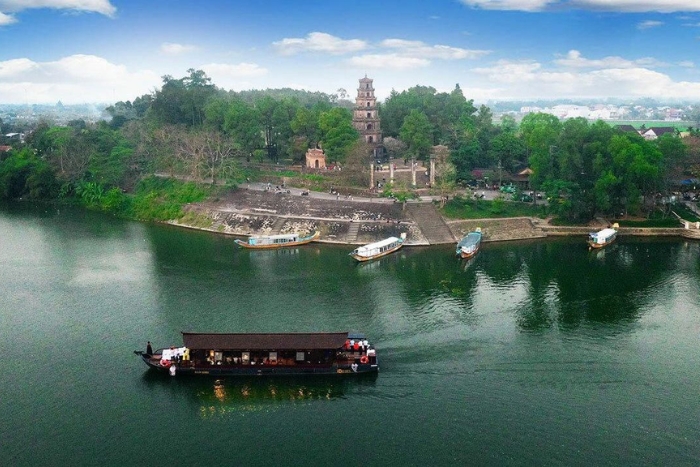 The refined pleasure of sailing in the ancient capital by dragon boat on the Perfume River